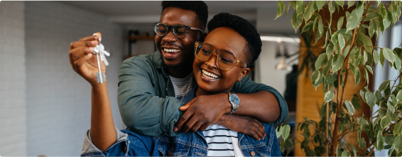 Casal feliz com chave do imóvel
