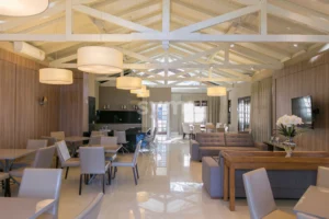 Casa com 5 suítes e piscina super ensolarada