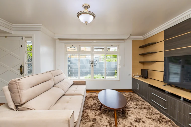 Ampla casa de rua no bairro Ahú - 3 residências