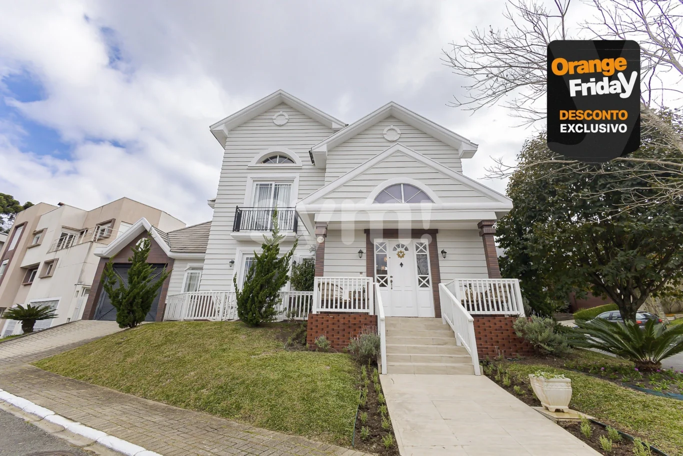 CASA EM CONDOMÍNIO COM 4 SUÍTES E 2 VAGAS