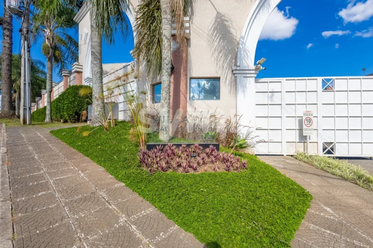 CASA EM CONDOMÍNIO COM 4 SUÍTES