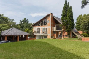 Casa charmosa com terreno incrível