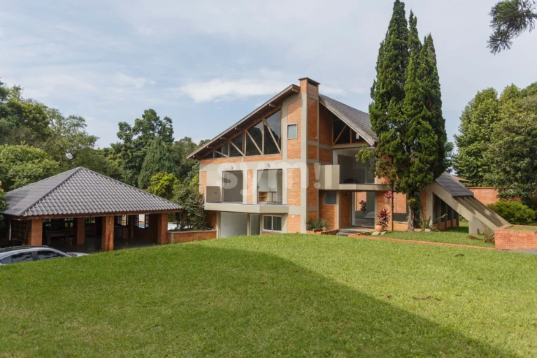 Casa charmosa com terreno incrível