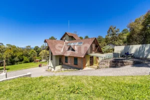 Casa com 3 quartos e amplo terreno em Pinhais.