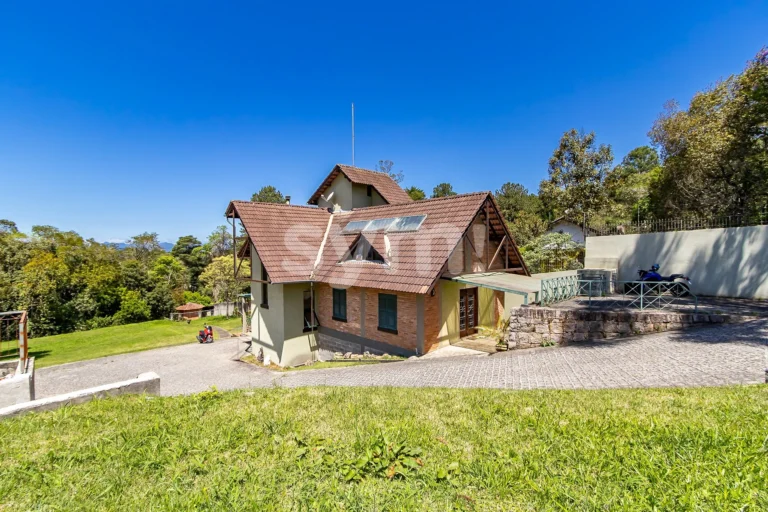 Casa com 3 quartos e amplo terreno em Pinhais.