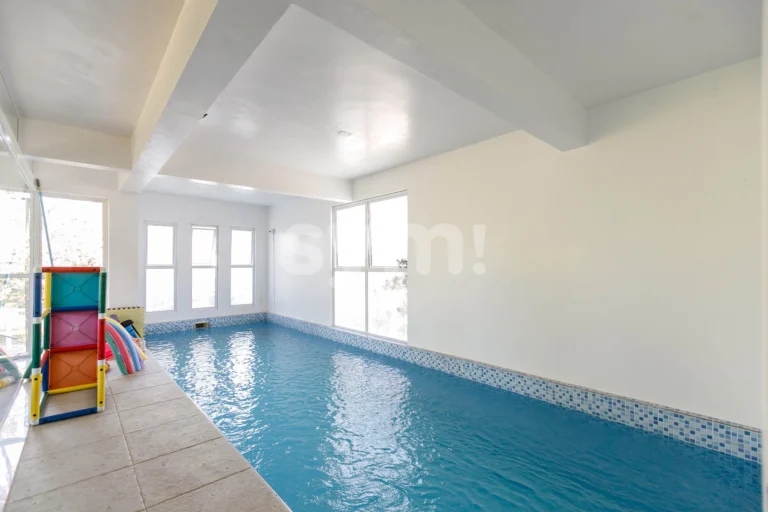 Casa em Condomínio 04 suítes Campo Comprido