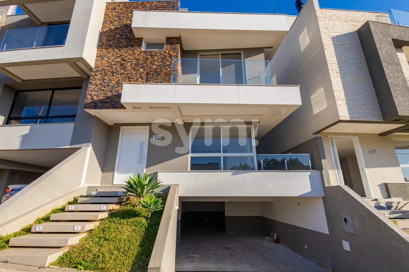 Sobrado três quartos no Santa Cândida