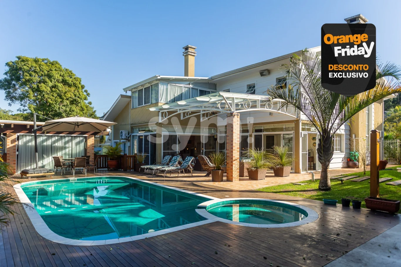 Casa com 5 suítes e piscina super ensolarada