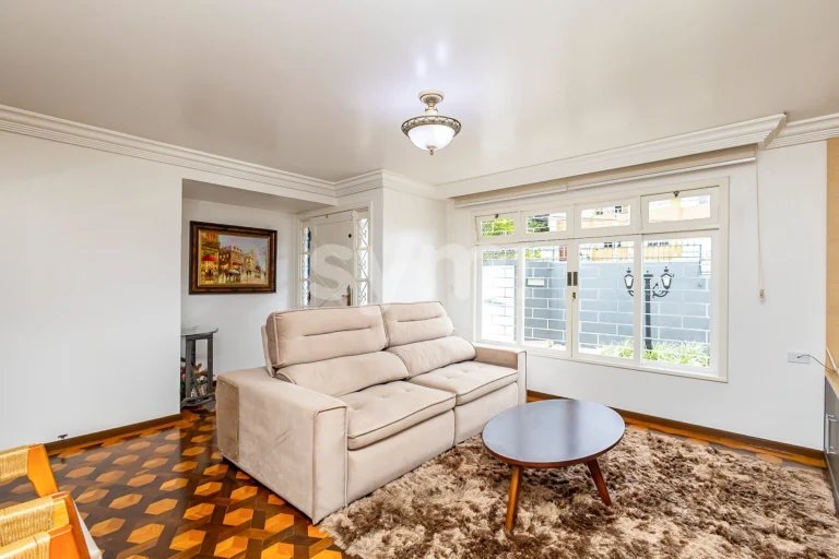 Ampla casa de rua no bairro Ahú - 3 residências