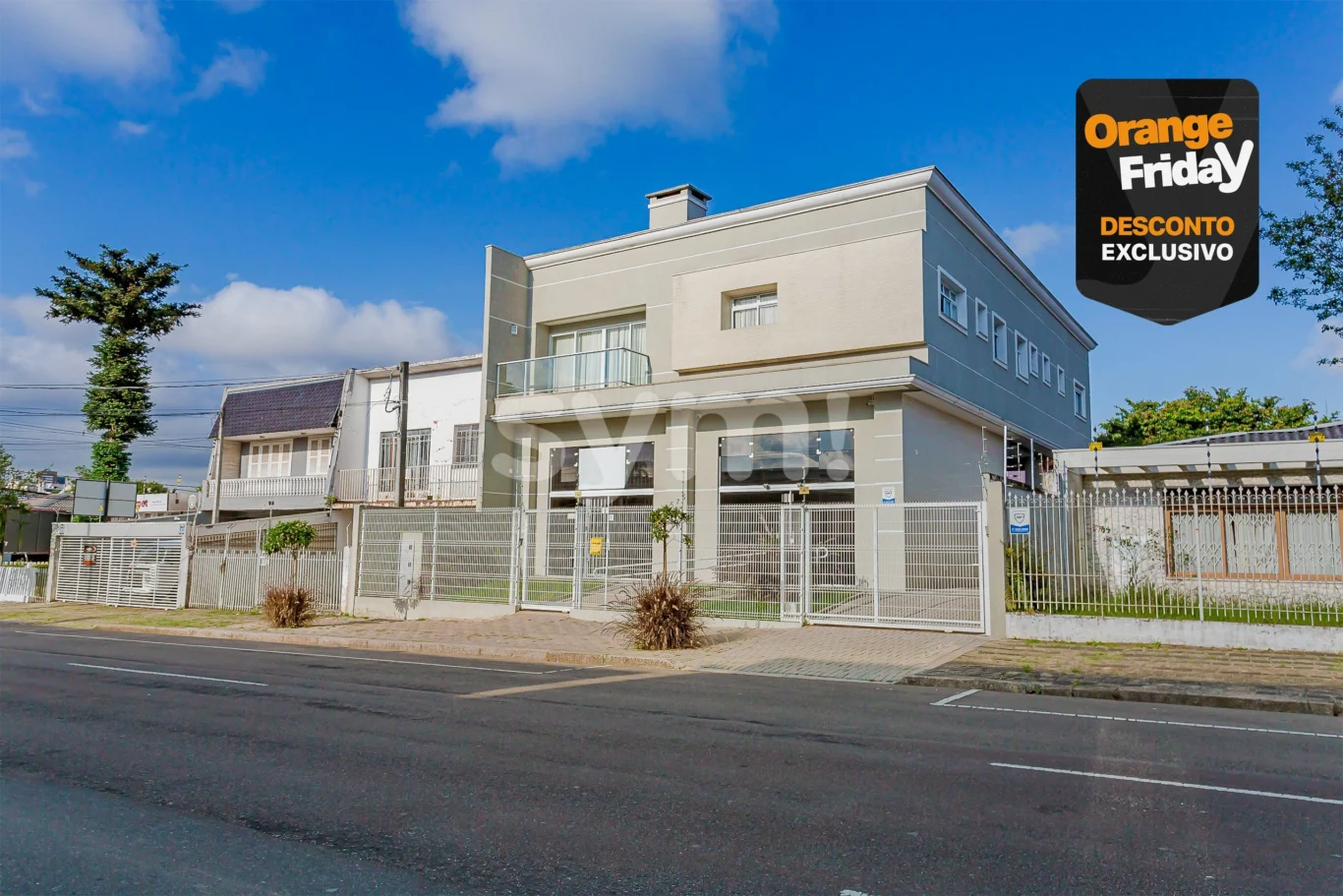 Residência com loja na frente