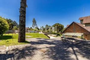 Casa com 3 quartos e amplo terreno em Pinhais.