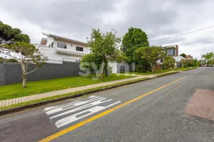 Ampla casa de rua no bairro Ahú - 3 residências