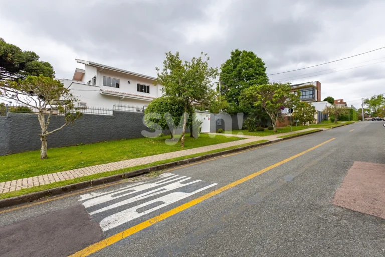 Ampla casa de rua no bairro Ahú - 3 residências