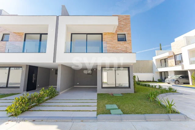 Sobrado Triplex 3 dormitórios em Santa Felicidade