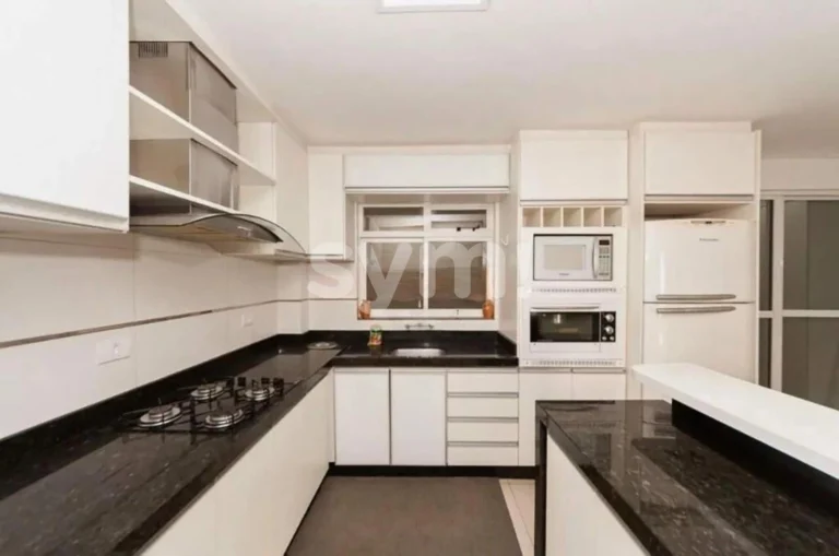 Triplex semi mobiliado com 3 quartos no Rebouças!