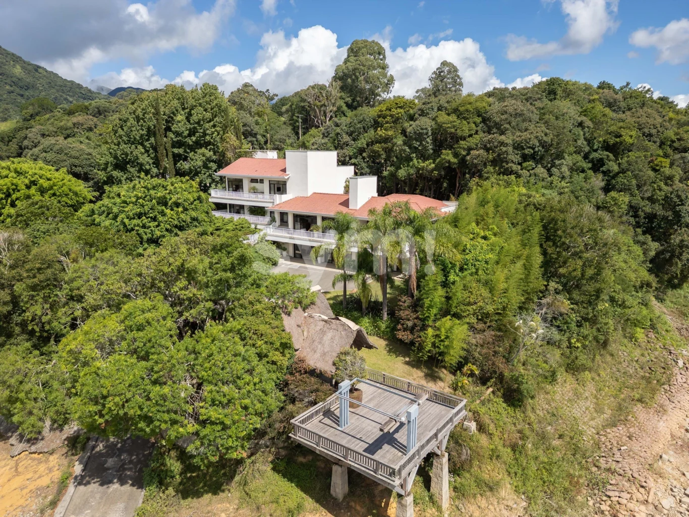 Conforto às margens da represa do Capivari!