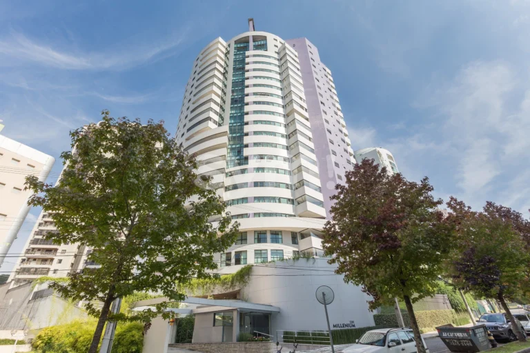 Lindíssimo apartamento reformado no Ecoville.