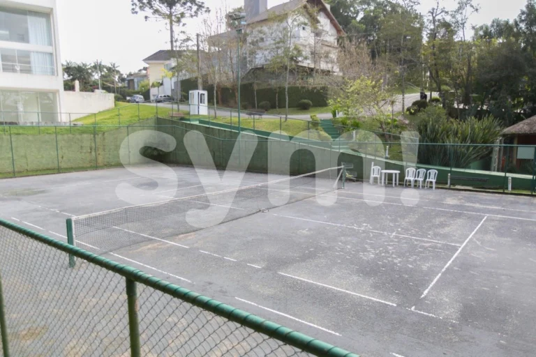 Casa com 5 suítes e piscina super ensolarada