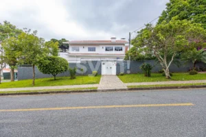 Ampla casa de rua no bairro Ahú - 3 residências