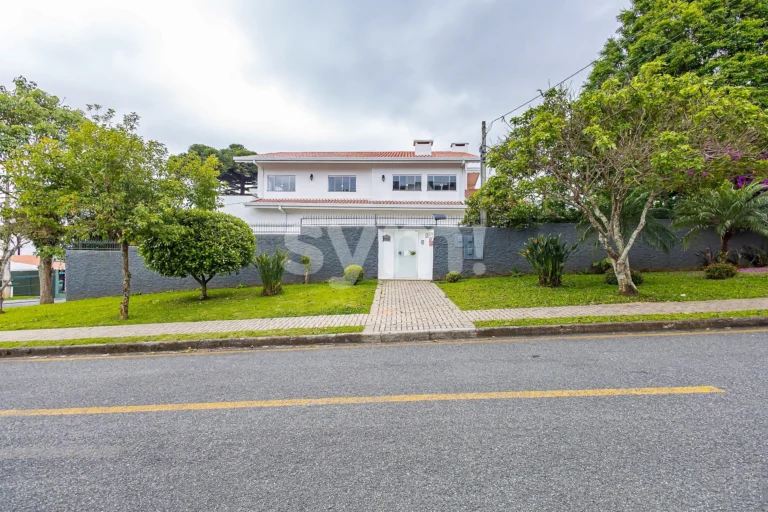 Ampla casa de rua no bairro Ahú - 3 residências