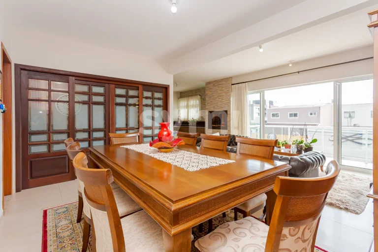 Residência com loja na frente