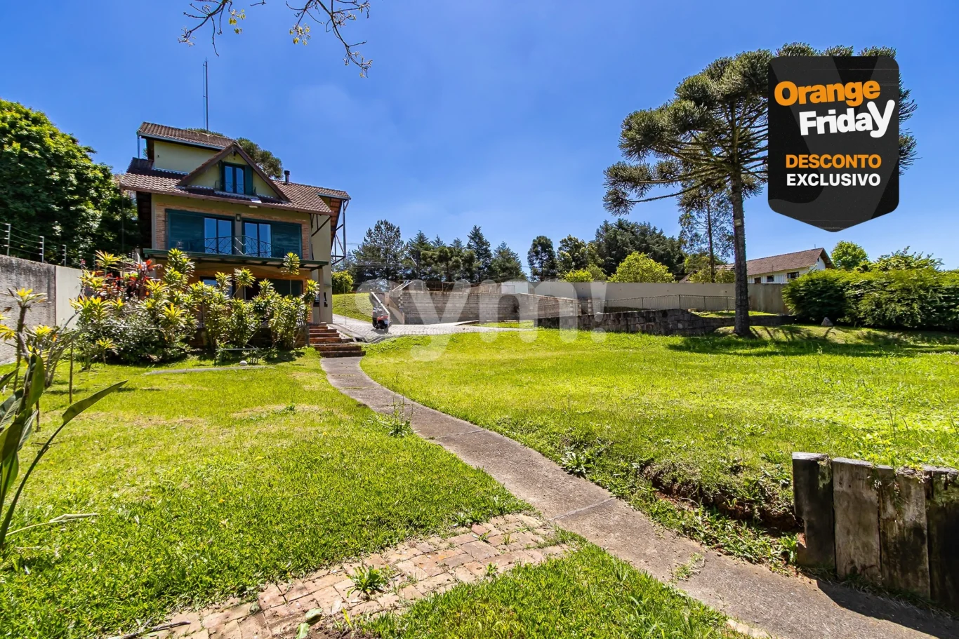 Casa com 3 quartos e amplo terreno em Pinhais.