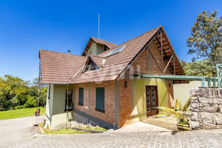 Casa com 3 quartos e amplo terreno em Pinhais.