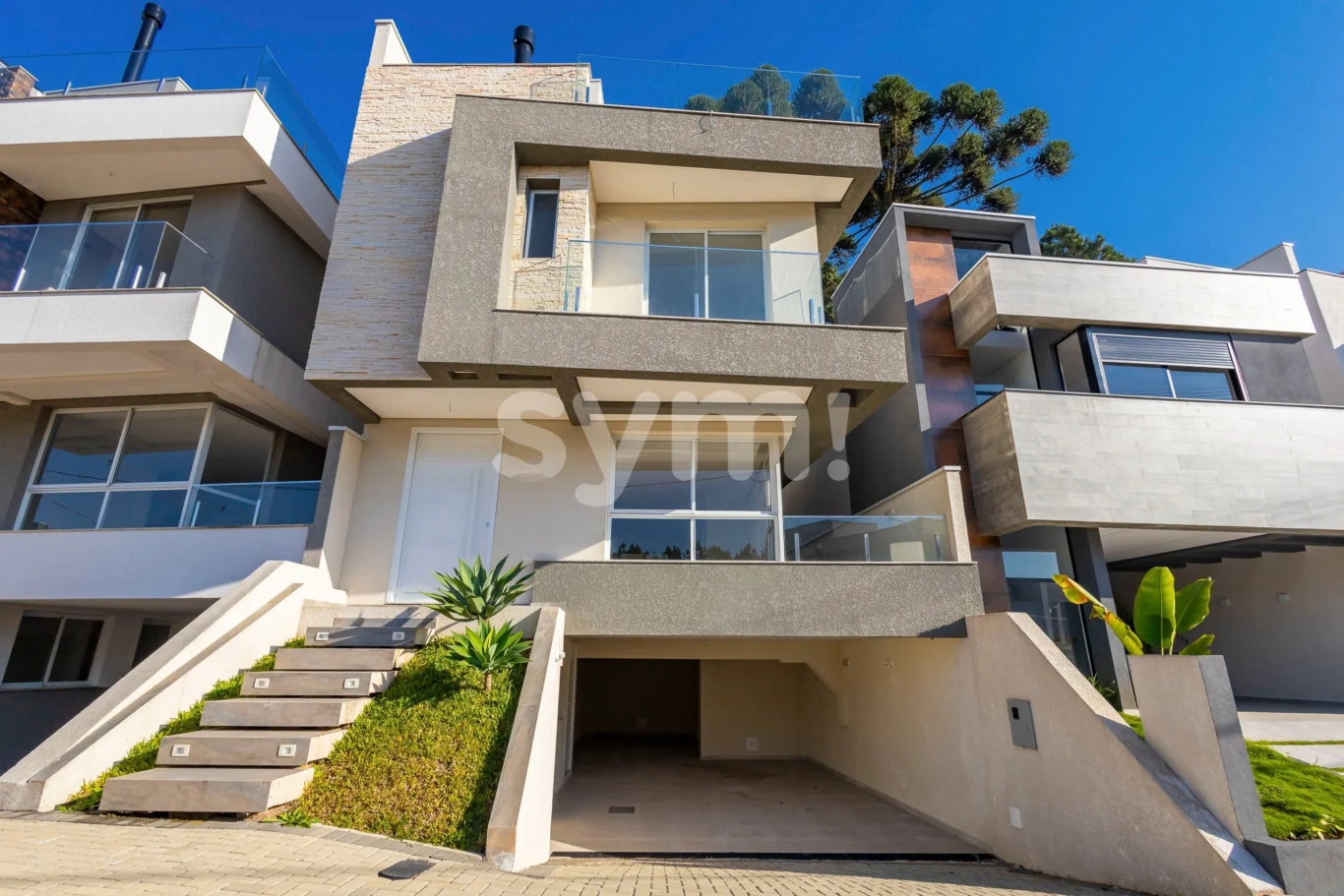 Sobrado três dormitórios no Santa Cândida